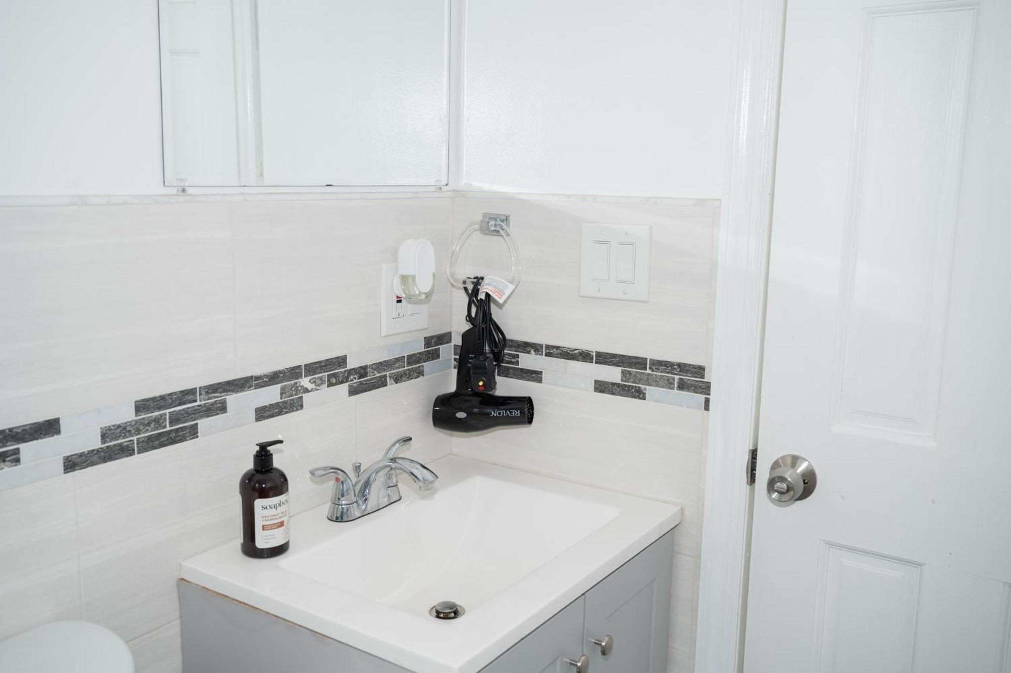 Noir2 Brighton 2min Walk To Ocean & Subway Chic Homestay *